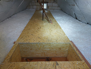 Zateplení stropu staršího rodinného domu pomocí foukané izolace